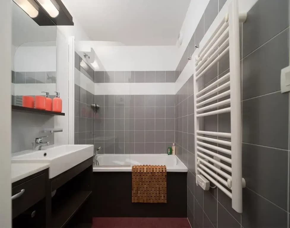 Apartment in France With Mountain Views & Pool - Miniature 6