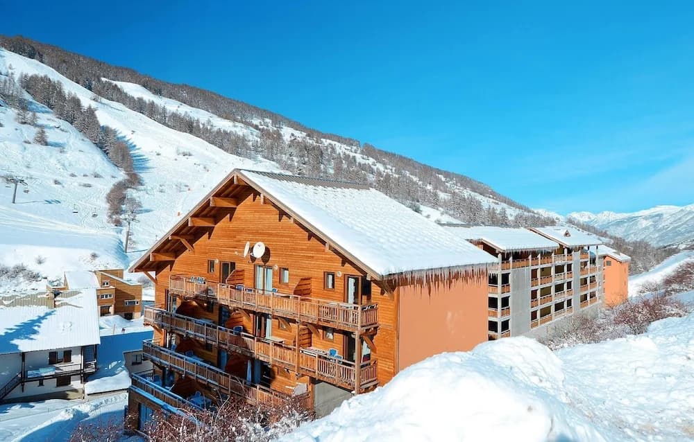 Cozy Alpine Stay in Vars - Photo 1