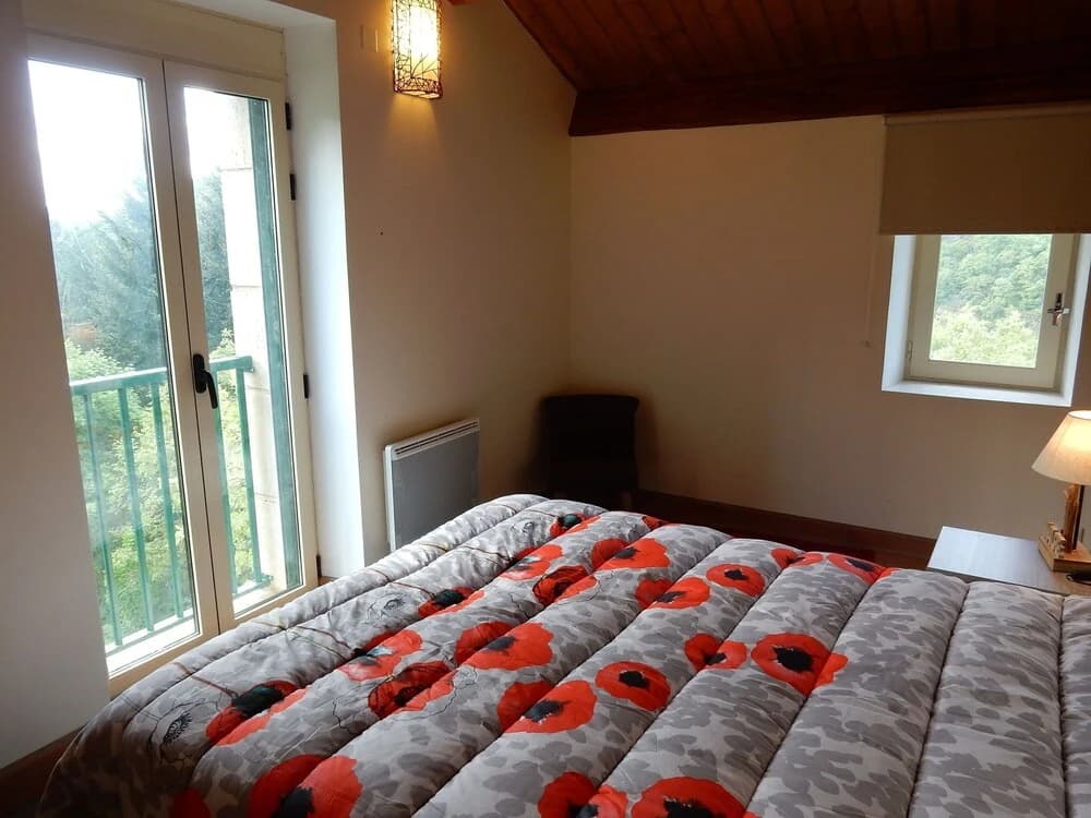Modern Holiday Home with jacuzzi in Brousse-le-Chateau - Photo 5