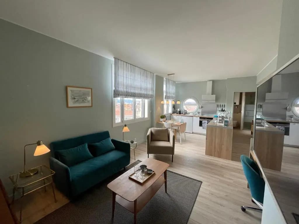 Vue sur rade appartement élégant vaste climatisé étage élevé ascenseur proche parking et toutes commodités au cœur du Toul...