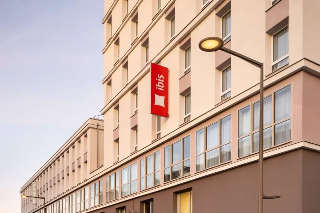 Ibis Acheres St Germain En Laye - Photo 1