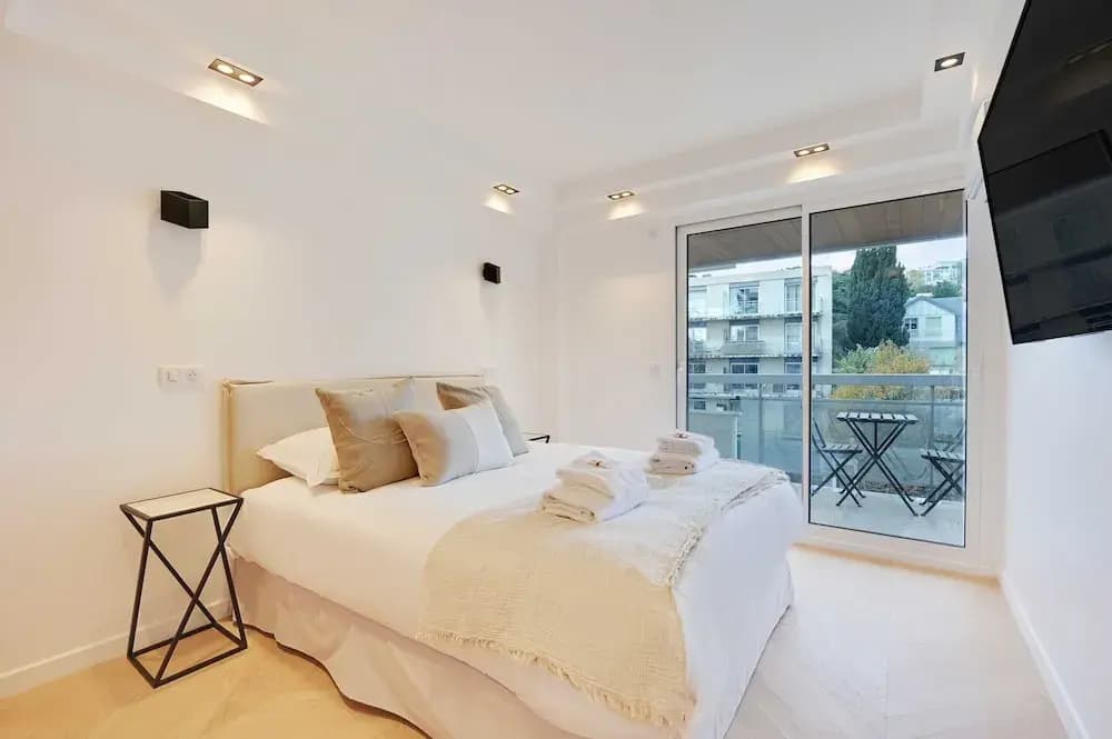 Charming Apt With AC & Balcony - Photo 1
