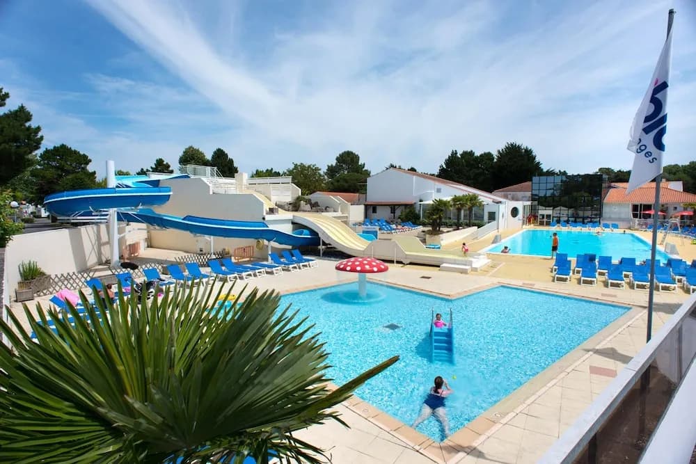 Bungalow with 3 Bedrooms in Saint-Jean-De-Monts, with Pool Access And Furnished Garden - 2 Km From the Beach - Photo 3