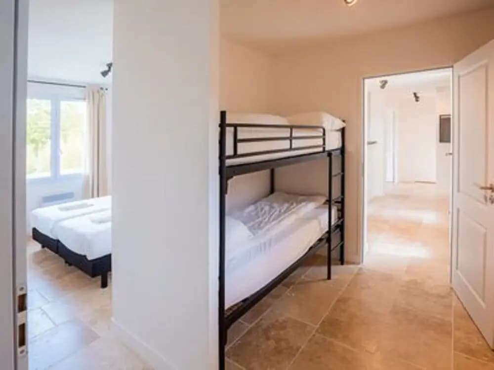 Spacious and Modern Villa With Large Garden and BBQ Area - Photo 2