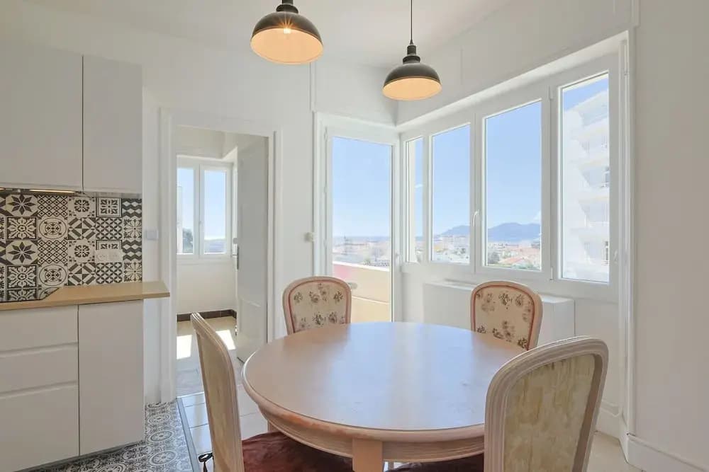 L Horizon in Cannes With 2 Bedrooms and 1 Bathrooms - Miniature 6