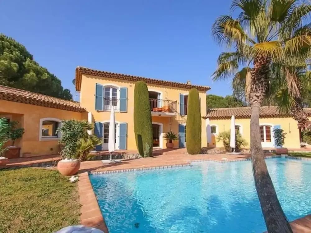 Vibrant Holiday Home With Private Pool - Photo 1