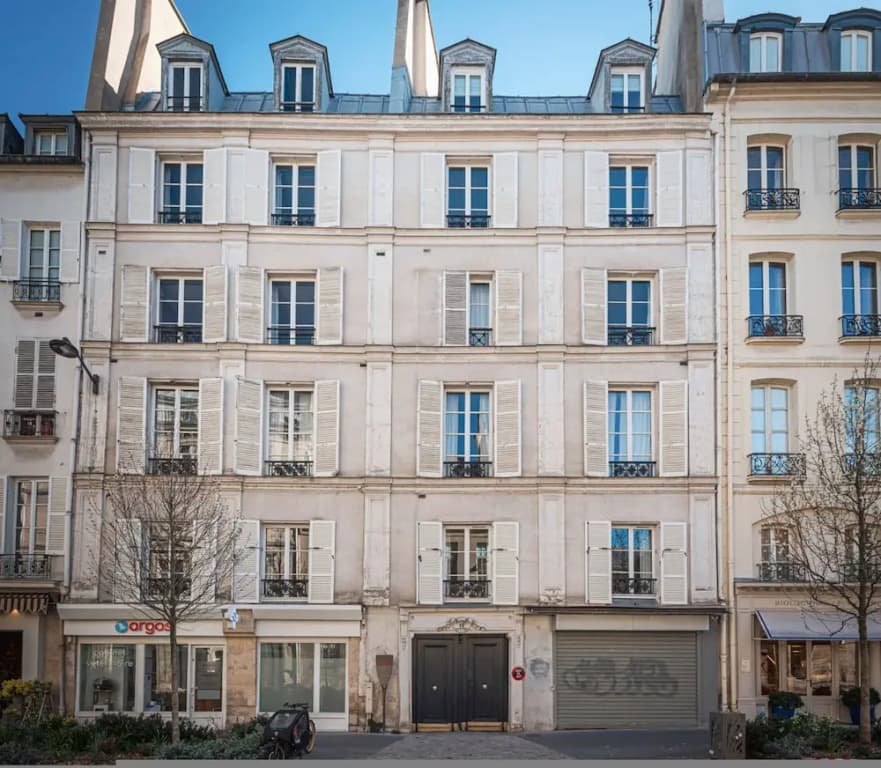 By Saint-sulpice Newly Refurbished 4 BR Apartment - Photo 1
