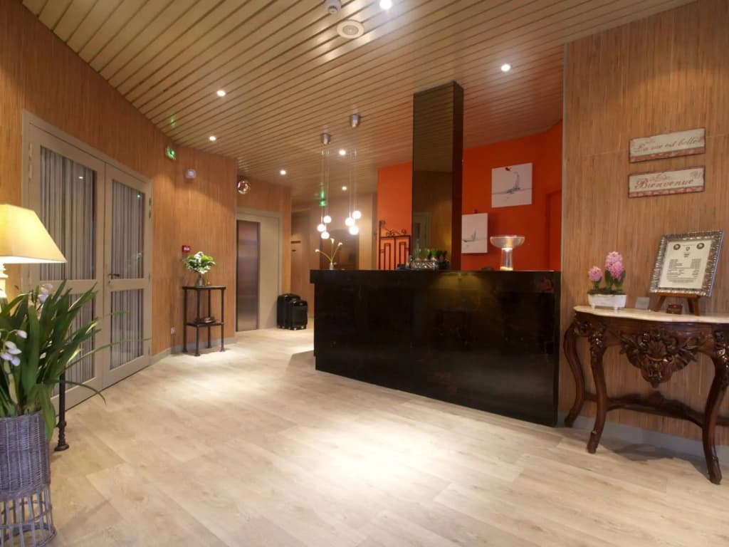 Logis Hotel Sully - Photo 1