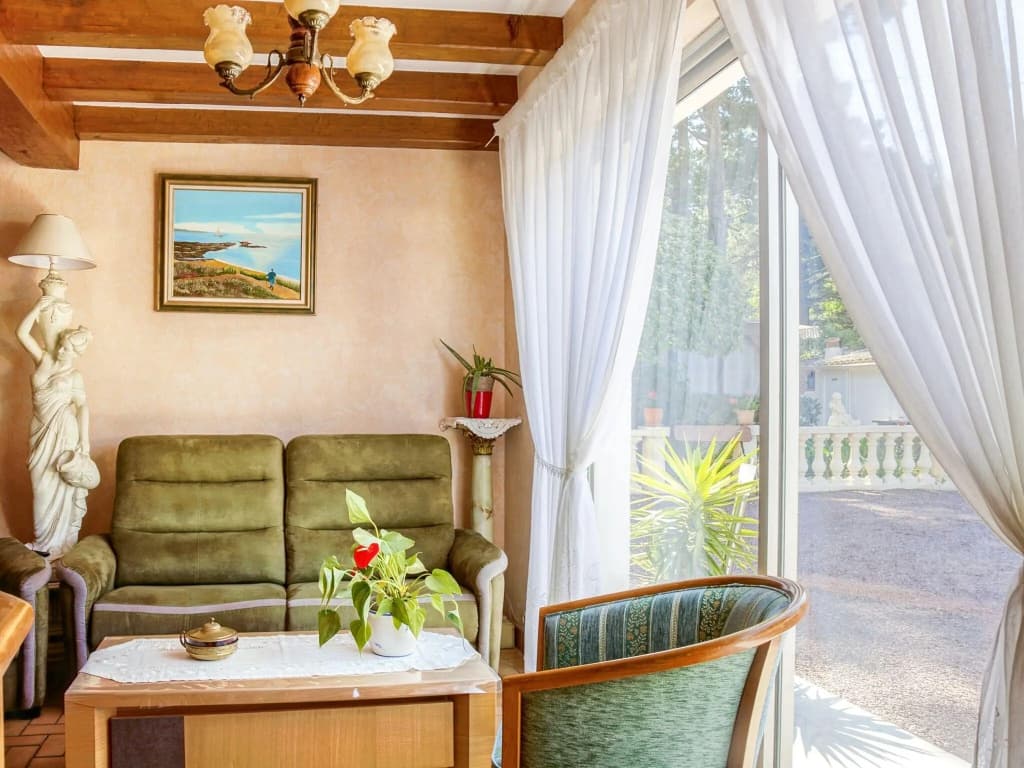 Beachside Family Retreat - Miniature 8