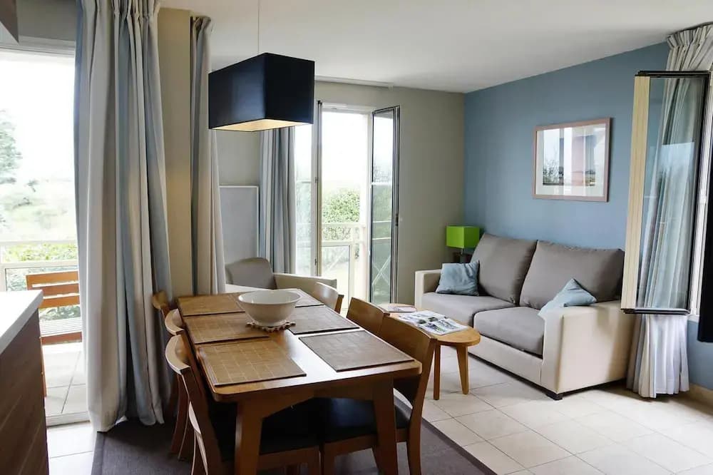 Partial Sea View Coastal Stay - Photo 3