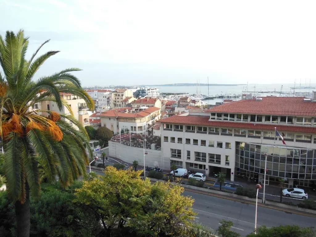2, 3 and 4 bedroom sea view Forville Apartments 5 mins from the Palais - Photo 3