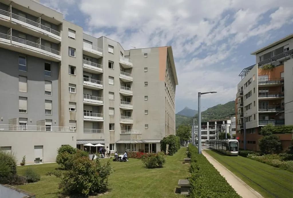 Séjours & Affaires Grenoble Marie Curie - Photo 1