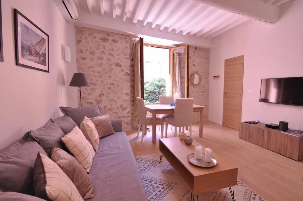 Picasso Apartments - Photo 2