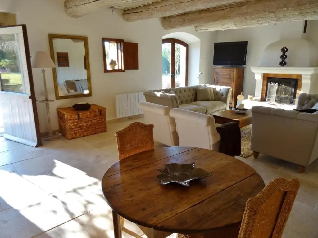 Très beau Mas Provençal avec Piscine Privée Chauffée située aux Vignères, en campagne proche de l'Isle sur La Sorgue au cœ...
