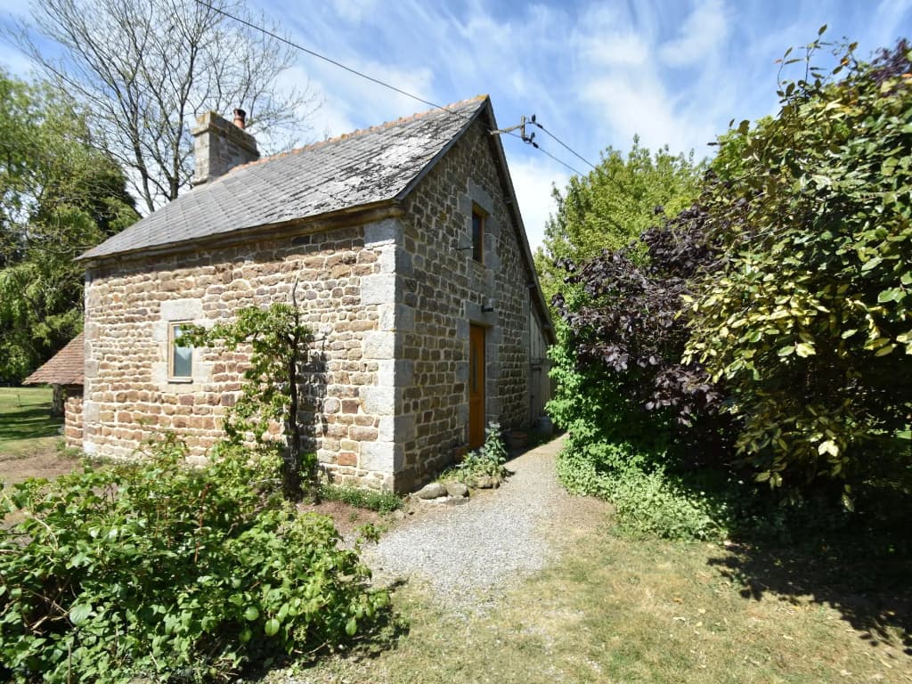 Cozy Holiday Home in Ceauce near Lake - Photo 2
