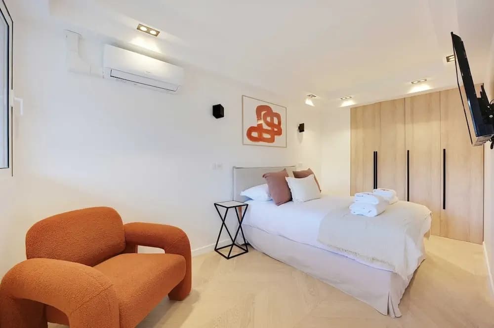 Charming Apt With AC & Balcony - Photo 2