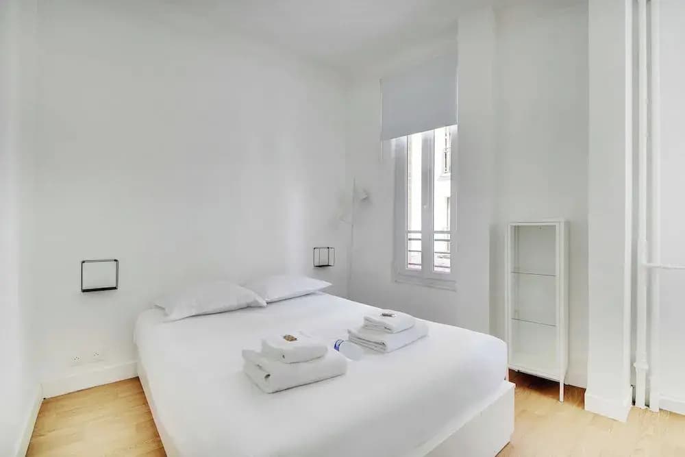 Cozy Apartment 2bdr/5p - in the Heart of Suresnes - Photo 4