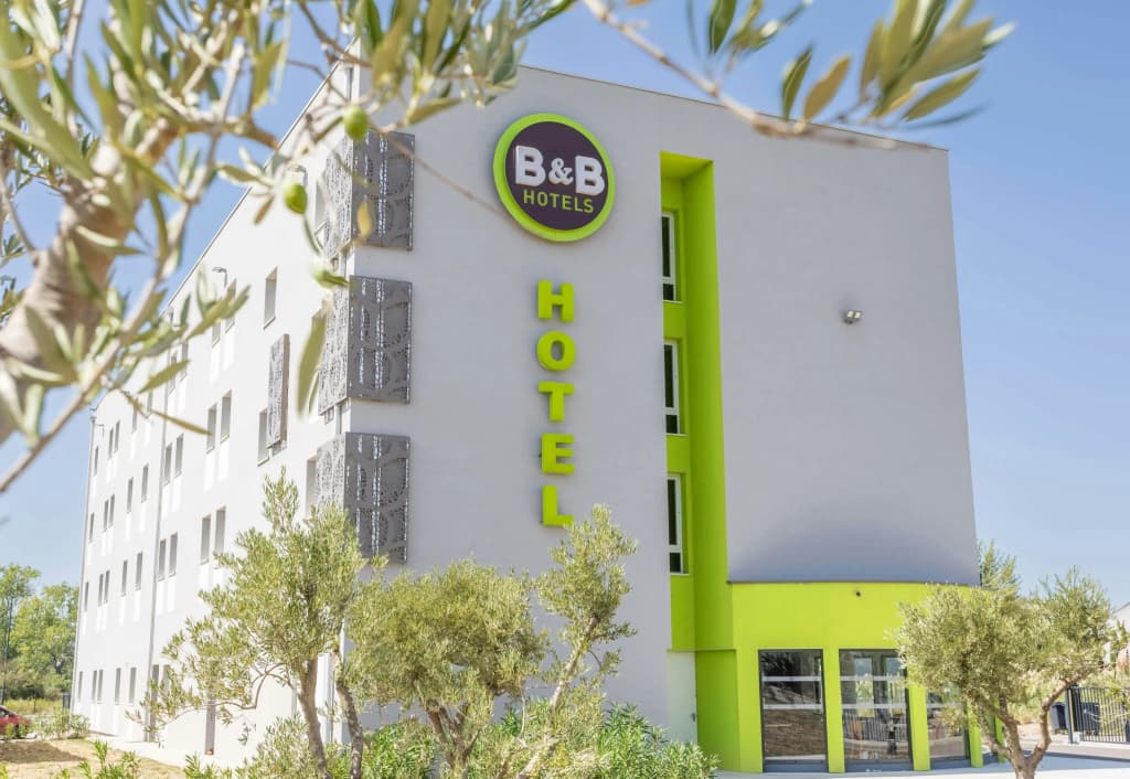 B&B HOTEL Saint-Martin-de-Crau Alpilles Camargue - Photo 1