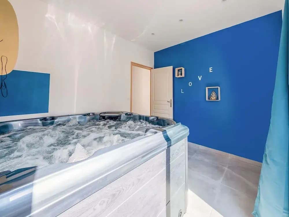 Stylish Beachside Retreat - Miniature 6