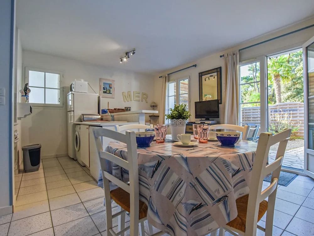 Cozy Holiday Home in Sainte-Marie-de-Re near Sea - Photo 4