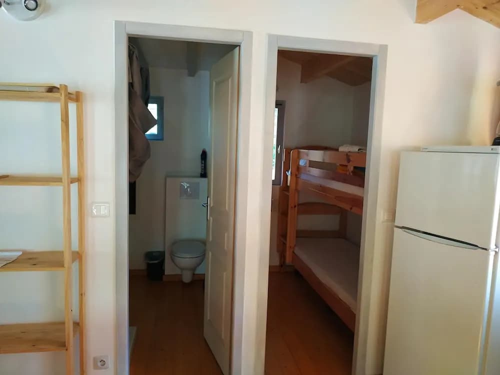 Chalet With 2 Bedrooms In Poussan With Enclosed Garden - Photo 2