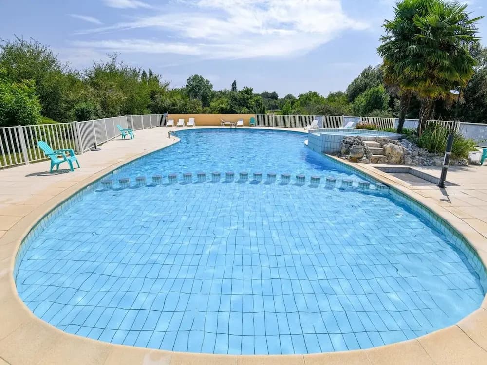 Holiday Home With Pool in Saint-savinien - Miniature 7