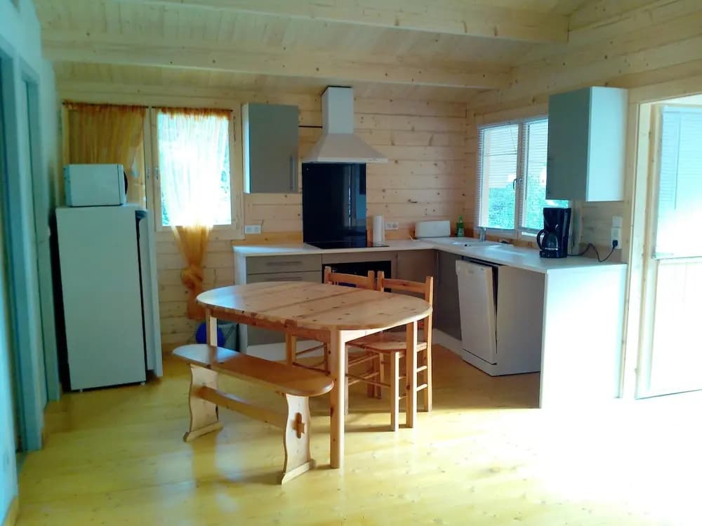 Chalet With 2 Bedrooms In Poussan With Enclosed Garden - Photo 4