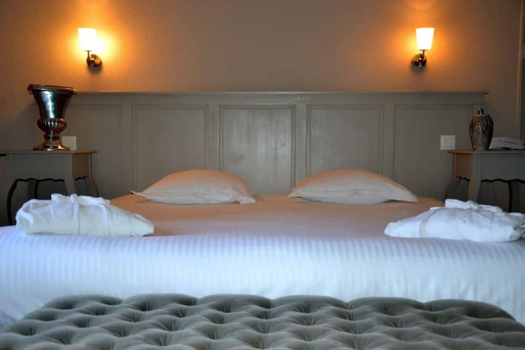 LE H - Hôtel & Restaurant - Photo 2