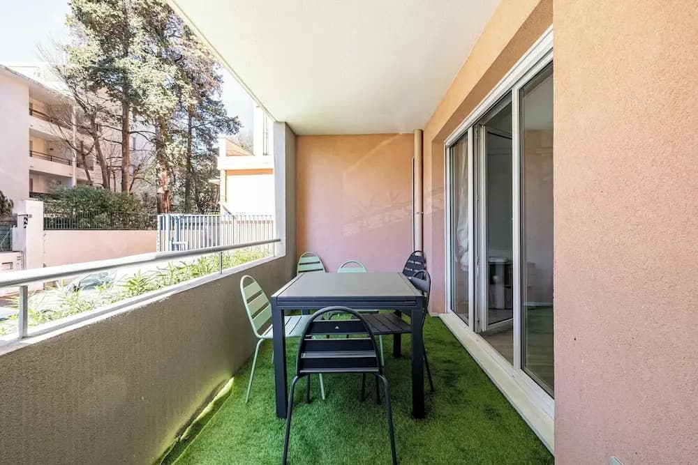 Comfort and Serenity With A/c, Parking and Balcony - Photo 4