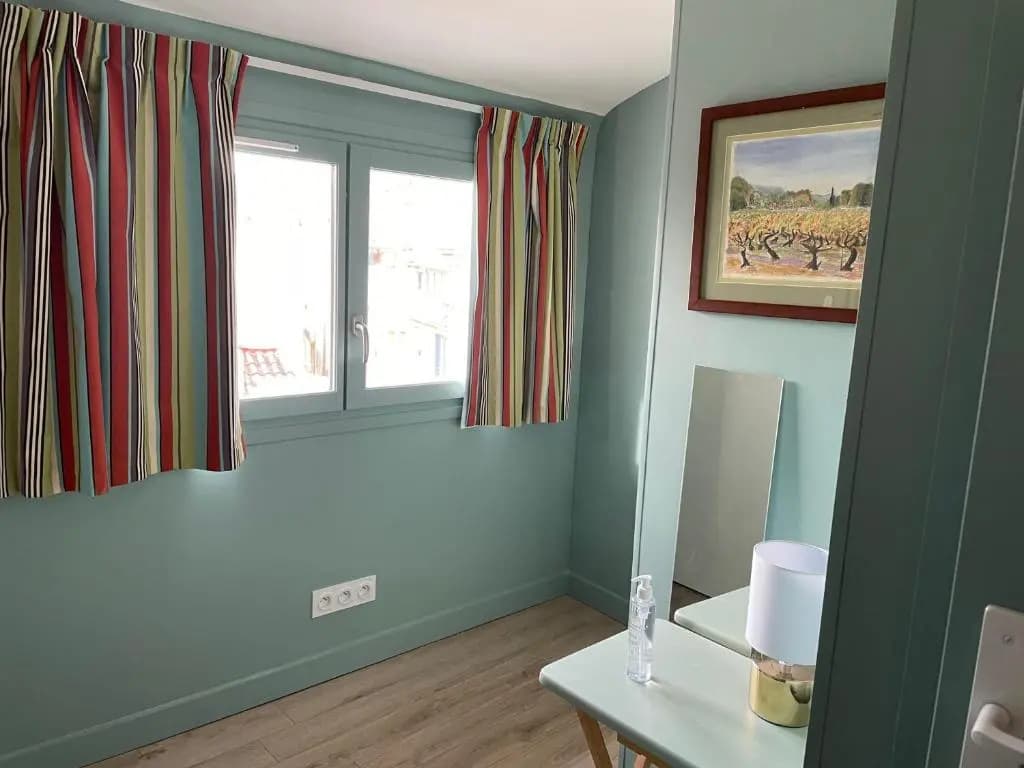 Au cœur du vieux Toulon au calme appartement rénové climatisé confortable étage élevé avec ascenseur proche parking et tou...
