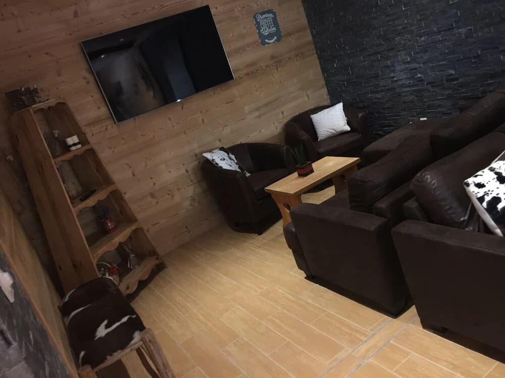 Montana Chalet Hotel - Photo 3