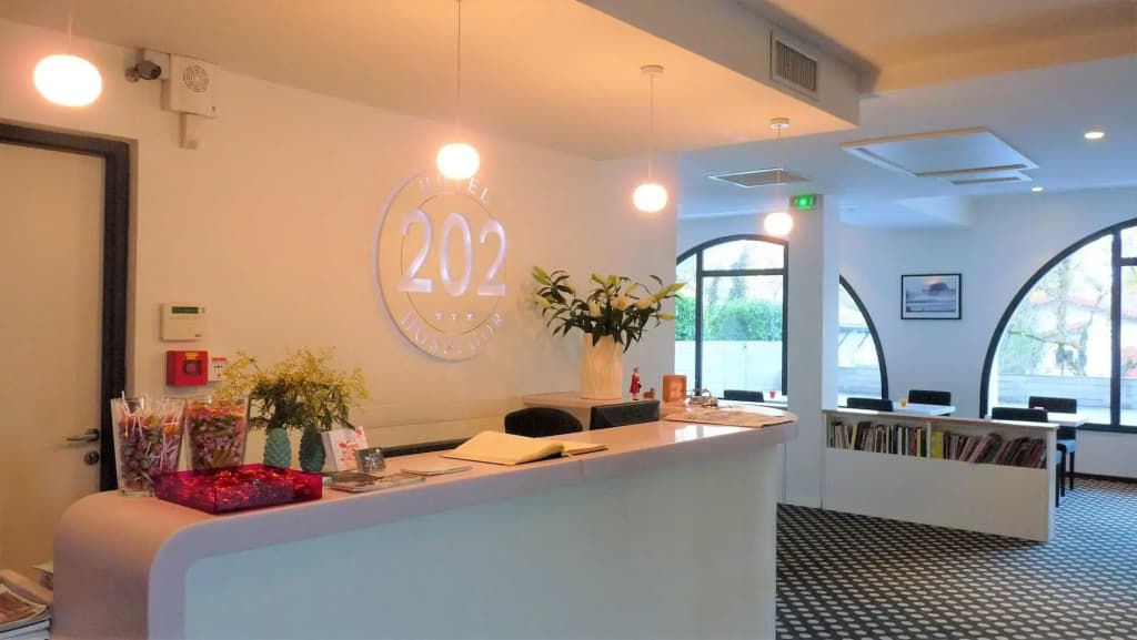 Hotel 202 - Photo 2