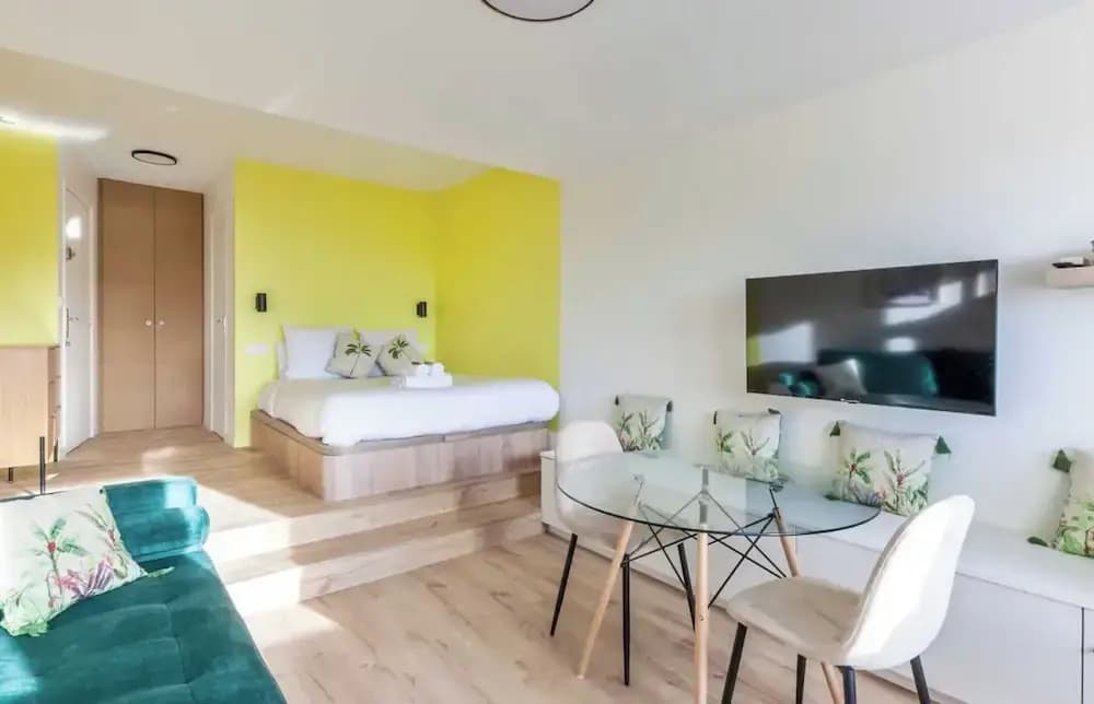 Beautiful Renovated Studio on Port de Deauville - Photo 2