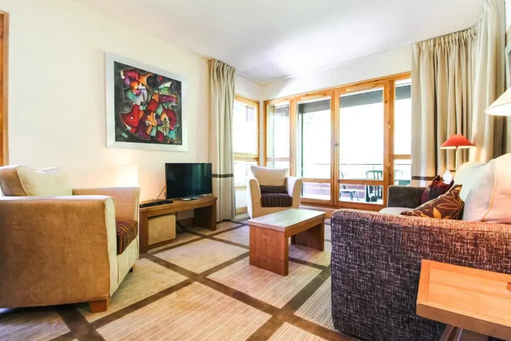 Spacious Family 2-bed, 2-bath with parking, private piste - Photo 1