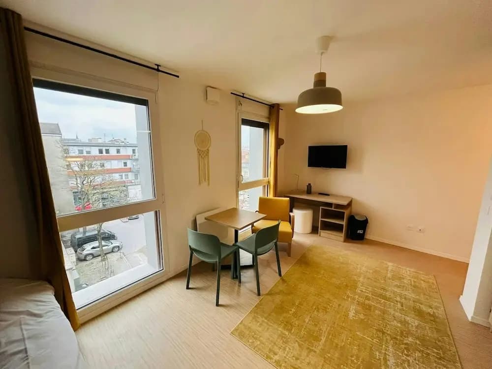 We Live In R - Suite 402 - Photo 2