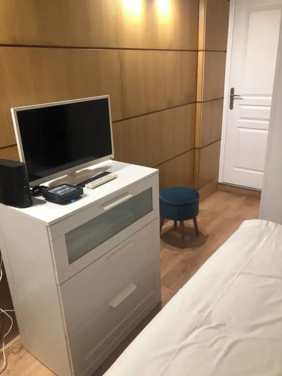 One bedroom flat ground floor avec cuisine -Rue Saint charles - métro Charles Michels 75015 PARIS - Photo 4