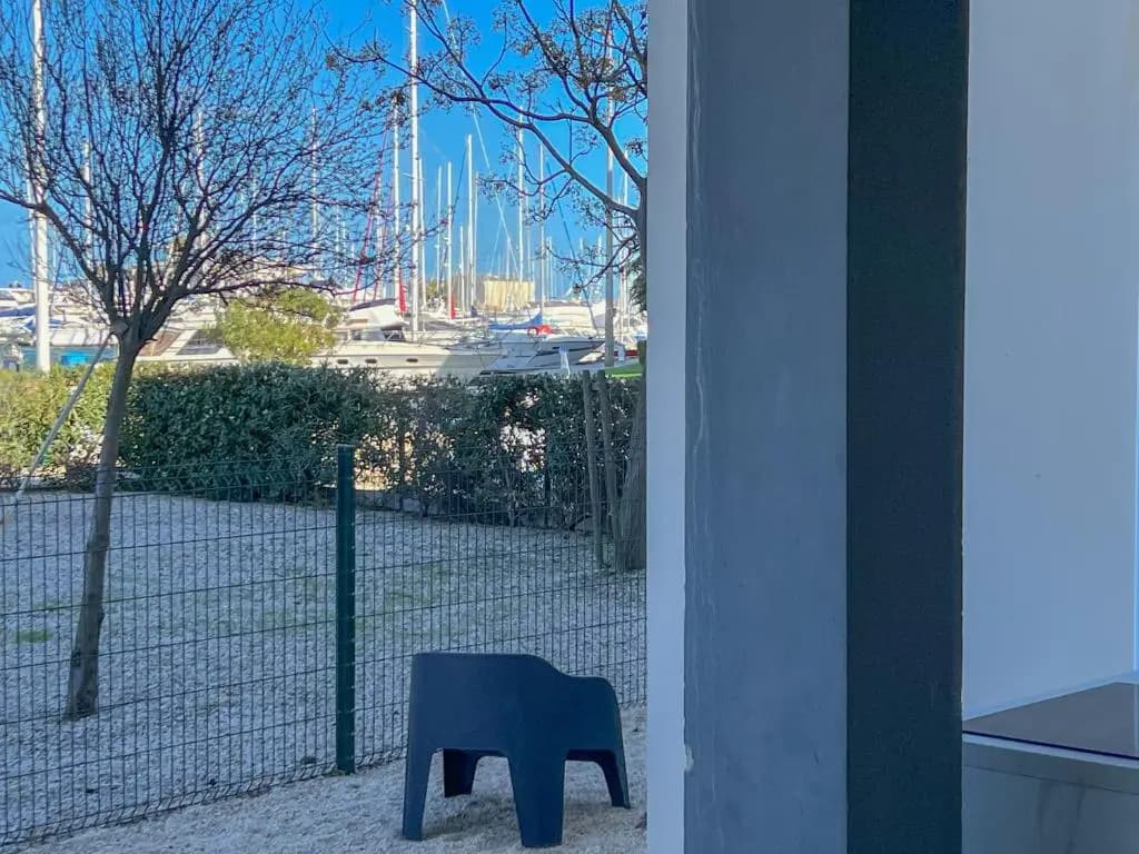 Superbe, face aux bateaux - 2ch + jardin - marina - Miniature 8