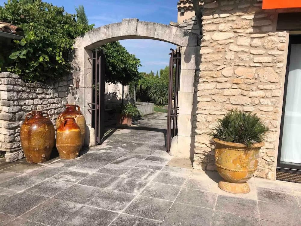 Villa Near Avignon With Separate Suites - Photo 2