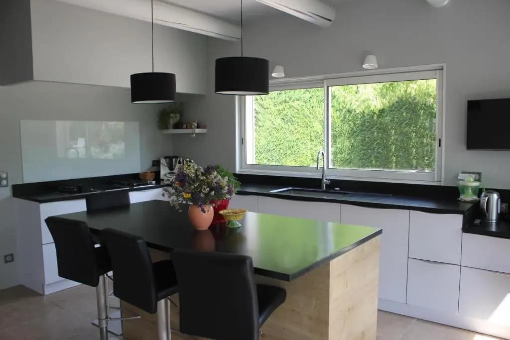 Superbe maison familiale avec piscine privée au pied du Mont Ventoux, jolie vue sur le village du Beaucet, 8 personnes, LS...