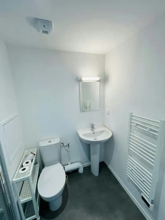 We Live In R - Suite 401 - Miniature 6