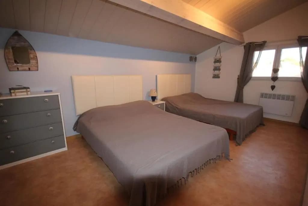 Belle villa climatisée 4 chambres 10 couchages 2 terrasses parking privatif dans résidence sécurisée piscine commune 800 m...