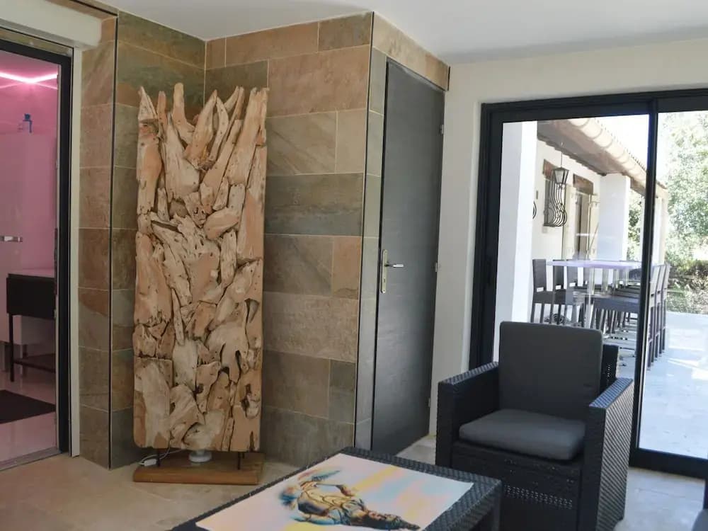 Modern Holiday Home With Private Pool and Garden - Photo 3