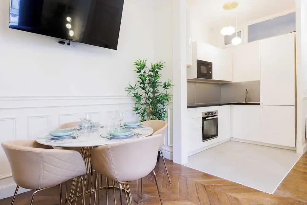 Chic and Refined Apartment - Miniature 8