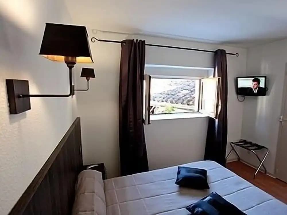 Hotel Victor Hugo - Photo 4