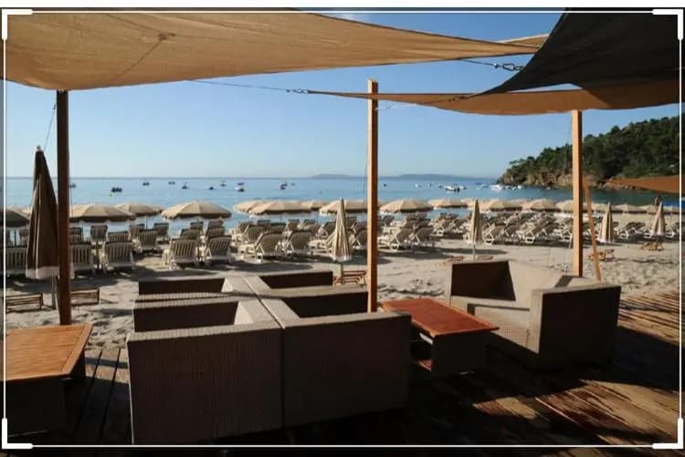 CAVALAIRE vue MER au loin MAISONNETTE TOUT ÉQUIPÉE POUR 4 PERSONNES AVEC PISCINE CLIM WIFI VÉLOS TV BARBECUES - Miniature 7
