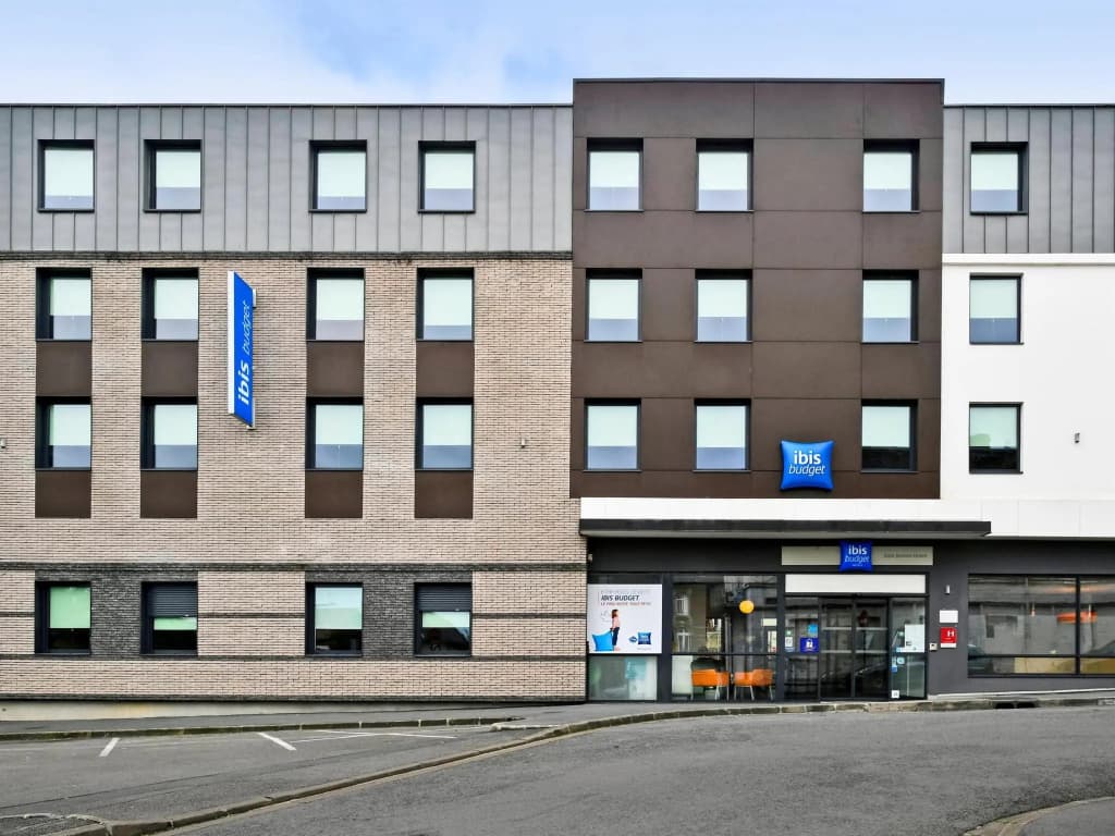 ibis budget Saint-Quentin Centre Gare - Photo 1