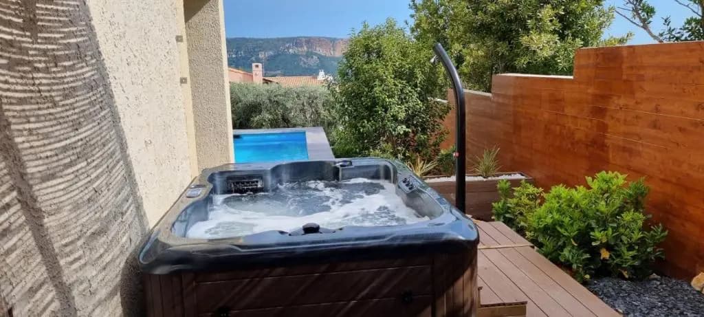 Rêves de vie, appartement vue mer, piscine non chauffée et spa privatifs - Miniature 8