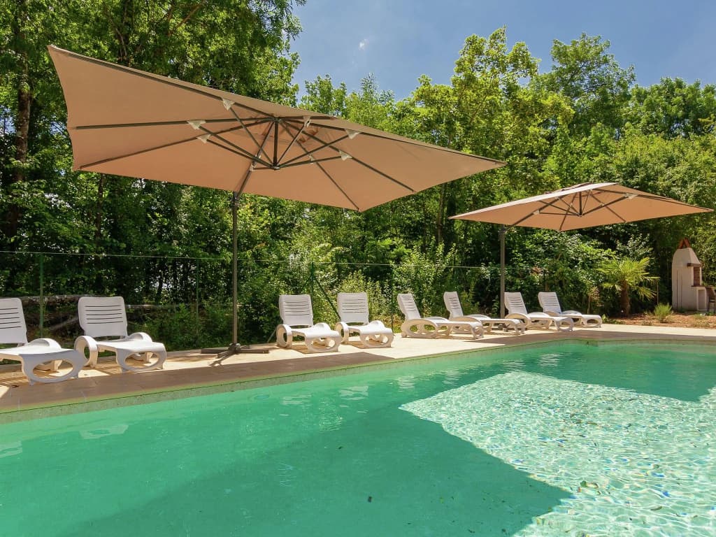 Spacious Farmhouse With Private Heated Pool in a Rustic Garden - Photo 4