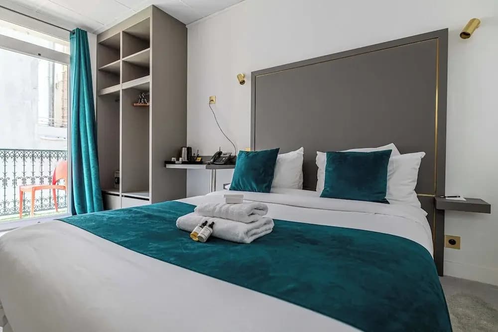 Hotel Avaton - Deluxe Bedroom With Private Balcony - Photo 3