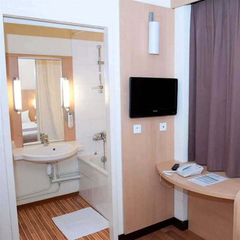 Egg Hotel Paris Gonesse - Miniature 7